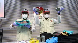 Penyidik Komisi Pemberantasan Korupsi menunjukkan sejumlah barang bukti hasil Operasi Tangkap Tangan (OTT) dugaan tindak pidana korupsi suap ijon proyek di lingkungan Pemerintah Kabupaten Rejang Lebong Provinsi Bengkulu tahun 2025-2026. Tampak dalam foto, Penyidik Komisi Pemberantasan Korupsi (KPK) memperlihatkan barang bukti Operasi Tangkap Tangan (OTT) dugaan tindak pidana korupsi suap ijon proyek di lingkungan Pemerintah Kabupaten Rejang Lebong Provinsi Bengkulu tahun 2025-2026 di Gedung Merah Putih KPK, Jakarta, Rabu (11/3/2026). (merdeka.com/Arie Basuki)