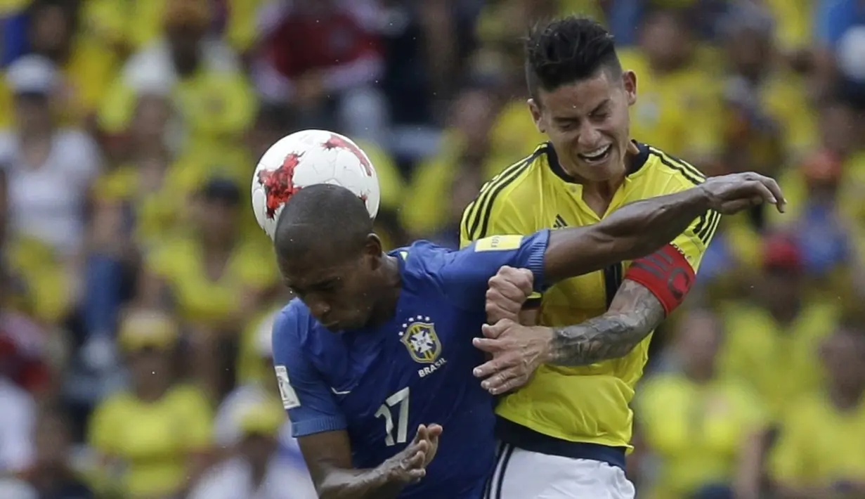 Duel pemain Brasil, Fernandinho (kiri) dan Pemain Kolombia, James Rodriguez pada kualifikasi Piala Dunia 2018 di Roberto Melendez stadium, Barranquilla, Kolombia, (5/9/2017). Kolombia bermain imbang 1-1 lawan Brasil. (AP/Ricardo Mazalan)