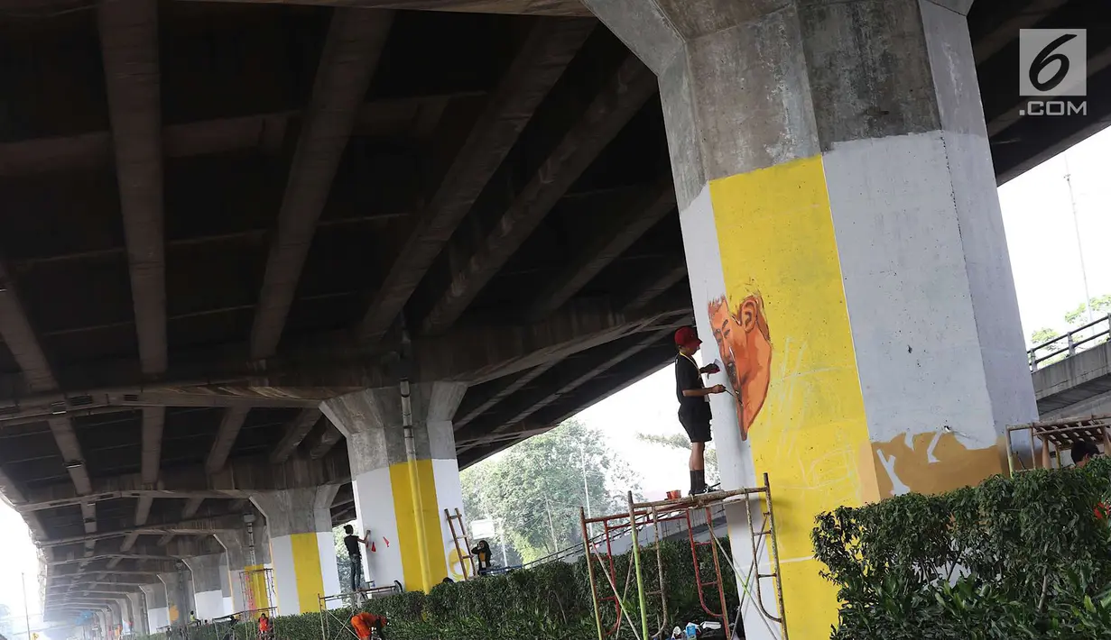 Peserta mengikuti kompetisi mural di tiang tol kawasan Rawamangun, Jakarta, Sabtu (4/5). Kompetisi tersebut digelar dalam rangka menyambut kegiatan Asian Games 2018 yang akan berlangsung di Jakarta dan Palembang. (Liputan6.com/Immanuel Antonius)