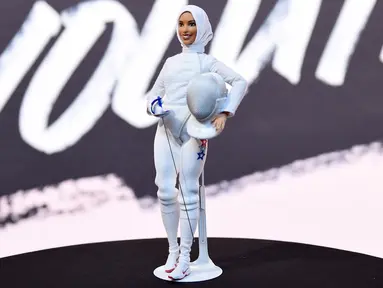 Figur boneka Barbie yang mengenakan hijab untuk pertama kalinya dipamerkan ketika perayaan Women Of The Year Live Summit di Museum Brooklyn, New York City, Senin (13/11). (Ilya S. Savenok/GETTY IMAGES/AFP)