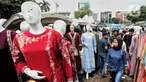 Calon pembeli melihat-lihat busana muslim yang dijual di area Pasar Tasik, Tanah Abang, Jakarta, Kamis (27/2/2025). (Liputan6.com/Angga Yuniar)