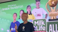 Pelatih Timnas Indonesia Putri, Satoru Mochizuki, saat berkunjung ke final MilkLife Soccer Challenge All Stars yang berlangsung di Supersoccer Arena, Kudus, Jawa Tengah, Minggu (26/1/2025). (Bola.com/Benediktus Gerendo Pradigdo)