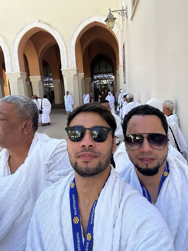 7 Potret Refal Hady Jalani Umrah Bareng Keluarga, Netizen: Calon Imamku