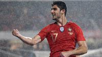 6. Goncalo Guedes (Portugal) - Sempat tenggelam saat memperkuat PSG, striker muda ini justru bangkit saat dipinjamkan ke Valencia. Pria 21 tahun tersebut kini menghuni barisan depan Portugal bersama Crsitiano Ronaldo. (AP/Armando Franca)