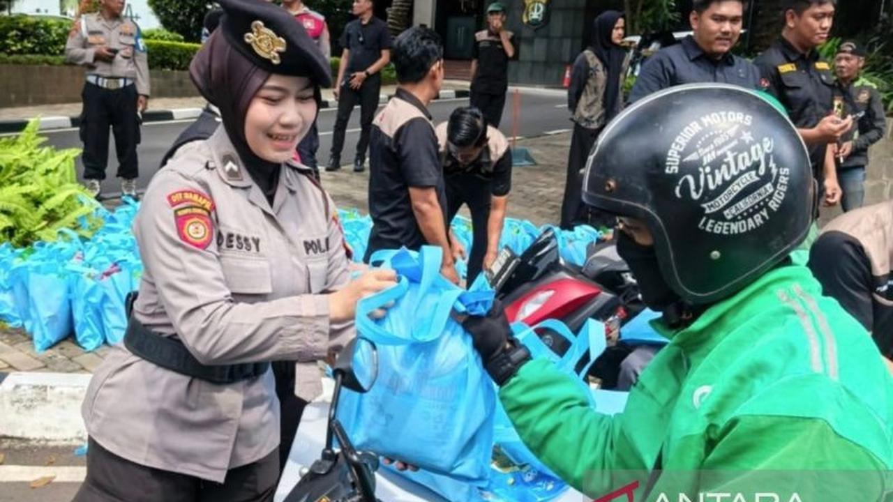 Jumat Peduli, Polda Metro Jaya Bagikan Sembako untuk Ojol dan Buruh di Jakarta