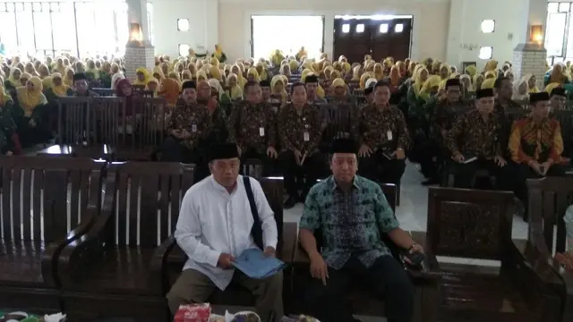 Ketua Umum PPP, Muhamad Romahurmuziy saat bersilaturhami dengan ulama di Ponpes Nurul Barokah, Beji, Purbalingga. (Foto: Liputan6.com/Muhamad Ridlo)