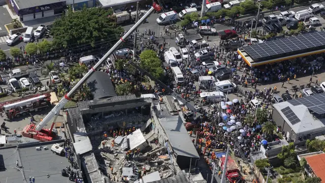 Runtuhnya atap klub malam di ibu kota Dominika, Jet Set menyebabkan lebih dari 60 orang tewas dan 160 orang terluka. (AP/Eddy Vittini)
