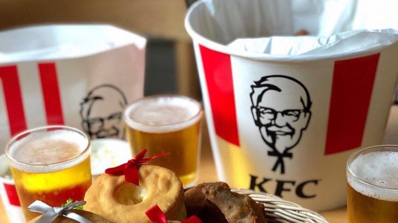 Ayam, kue, dan anggur menjadi teman saat perayaan Natal bagi orang Jepang.