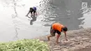 Anak-anak bermain di sungai buatan di kawasan Kuningan, Jakarta, Senin (13/8). Belum tersedianya ruang terbuka hijau yang cukup di Ibukota menyebabkan anak-anak tersebut bermain di tempat yang tidak semestinya. (Liputan6.com/Immanuel Antonius )