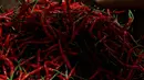 Pedagang memperlihatkan cabai merah kriting di Pasar Impres Senen, Jakarta, Selasa (15/11). Operasi tersebut untuk menurunkan harga cabai merah secara bertahap hingga ke level harga acuan yang ditetapkan. (Liputan6.com/Gempur M. Surya)
