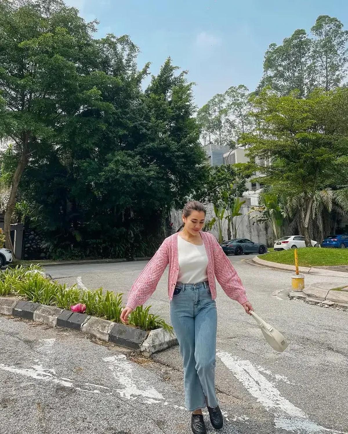 9 Potret Aaliyah Massaid Pakai Jeans,  Pilihan Outfit Stylish untuk Sehari-hari
