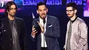Linkin Park, menjadi salah satu pemenang di ajang perhargaan AMAs 2017 ini. Mengingat sang leader, Chester Bennington telah meninggal dunia, maka kemenangan tersebut didedikasikan untuk sahabatnya itu. (AFP/Kevin Winter)