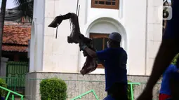 Panitia memindahkan daging hewan kurban di Masjid Daarul Falah, Jakarta Selatan, Selasa (20/7/2021). Umat muslim seluruh dunia serempak merayakan Hari Raya Idul Adha yang ditandai dengan pemotongan hewan kurban sehari setelah jemaah haji wukuf di Padang Arafah. (Liputan6.com/Angga Yuniar)