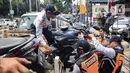 Para pemilik yang ingin mengambil kendaraannya terlebih dahulu diberikan sanksi tilang oleh Satuan Polisi Lalu Lintas. (Liputan6.com/Angga Yuniar)