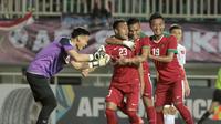 Para pemain Timnas Indonesia merayakan gol Hansamu Yama saat melawan Vietnam pada laga AFF Cup 2016 di Stadion Pakansari, Bogor, (03/12/2016). (Bola.com/Nicklas Hanoatubun)