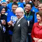 Walikota Bandung Ridwan Kamil memperkenalkan suporter Persib Bandung kepada Raja Carl XVI Gustaf, dan Ratu Silvia dari Swedia berkunjung ke Bandung, Rabu (24/5). (AP Photo / Dita Alangkara)