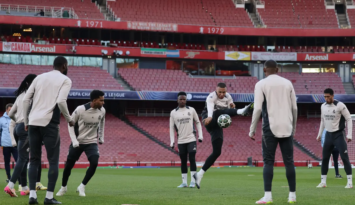 Laga Arsenal vs Real Madrid dimainkan Rabu (9/4/2025) pukul 02.00 dini hari WIB, disiarkan secara live streaming di Vidio. (Adrian DENNIS/AFP)