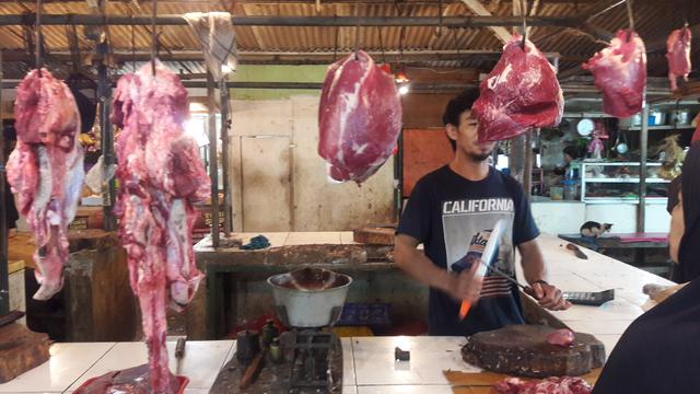 Pantauan harga di Pasar Sumber Artha, Bekasi. Foto: (Liputan6.com/Bawono)