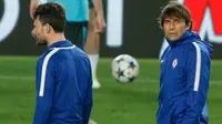 Pelatih Chelsea, Antonio Conte melihat para pemainnya berlatih jelang menghadapi wakil Spanyol Barcelona pada leg kedua babak 16 Liga Champions di stadion Camp Nou di Barcelona (13/3). (AFP Photo/Pau Barrena)