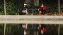 Sejumlah orang berbicara sambil menjaga jarak di sebuah taman di Brussel, Belgia pada 8 November 2020. Kasus COVID-19 global melampaui angka 50 juta pada Minggu (8/11), menurut lembaga Center for Systems Science and Engineering (CSSE) di Universitas Johns Hopkins. (Xinhua/Zheng Huansong)