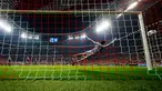Kiper Porto, Fabiano gagal menghalau tendangan gelandang  Bayern Muenchen  Xabi Alonso pada leg kedua perempat final Liga Champions di Allianz Arena, German, Rabu (22/4/2015). Bayern Muenchen menang 6-1 atas Porto. (Reuters/Kai Pfaffenbach)