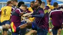 Daniel Sturridge (tengah) melakukan sesi pemanasan bersama The Three Lions jelang sesi latihan di Stadion Corinthians, Sao Paolo, Brasil, (19/6/2014). (REUTERS/Damir Sagolj) 