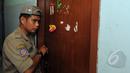 Petugas meminta penghuni kos untuk keluar saat penertiban indekos di kawasan Sawah Besar Jakarta (28/4/2015) . Penertiban dilakukan untuk meminimalisir kegiatan prostitusi (Liputan6.com/Andrian M Tunay)