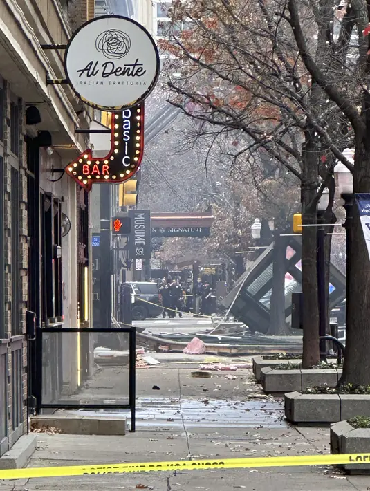 Ledakan itu terjadi di Sandman Signature Hotel di gedung bersejarah 20 lantai di pusat kota Fort Worth yang diduga disebabkan oleh kebocoran gas alam. (Cameron Arnold via AP)