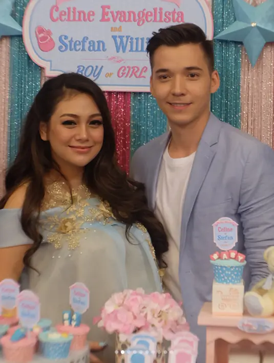 "Kalau mau tidur juga kaki capek, bengkak, dipijitin. Terus pokoknya semua baik-baik aja deh," kata Celine Evangelista di kawasan Kemang, Jakarta Selatan, Minggu (20/8/2017). (Instagram/celine_evangelista)