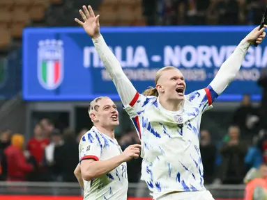 Pemain Norwegia, Erling Haaland, melakukan selebrasi setelah mencetak gol ke gawang Italia pada laga terakhir Grup I Kualifikasi Piala Dunia 2026 zona Eropa di Stadion San Siro, Senin (17/11/2025) dini hari WIB. (AFP/Alberto Pizzoli)