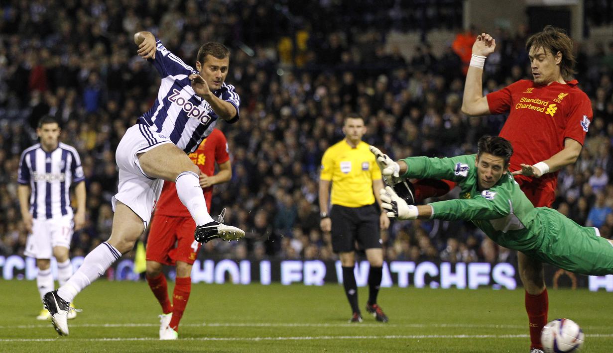 Gabriel Tamas. Bek tengah Rumania berusia 38 tahun yang sejak awal musim 2022/2023 memperkuat Petrolul di Liga Rumania ini tercatat pernah bermain di Liga Inggris bersama West Bromwich Albion selama 4 musim mulai 2009/2010 hingga 2012/2013. Setelah itu ia juga sempat membela Watford dan Cardiff City. (AFP/Ian Kington)