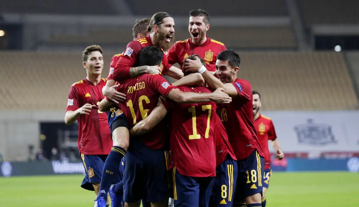 Para pemain Spanyol merayakan gol ke gawang Jerman pada laga UEFA Nations League di di Estadio Olimpico de Sevilla, Rabu (18/11/2020). Spanyol menang dengan skor 6-0. (AP/Miguel Morenatti)