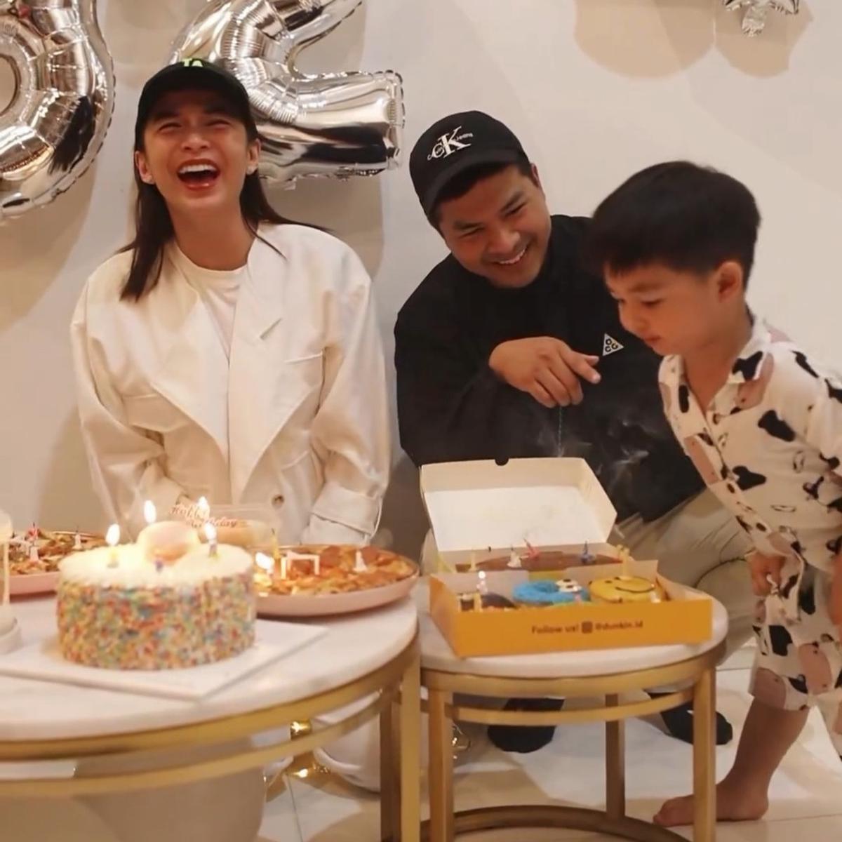 Momen Chelsea Olivia dan Glenn Alinskie Disambut Kedua Anaknya di Rumah Setelah Pulang dari Jepang