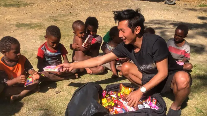 Sosok Brimob Eko Putra saat Bersama Anak-anak Sekitar Pos Brimob Papua