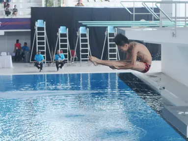Peloncat indah saat berlomba di Indonesia Open Aquatic Championship 2017 di Stadion Aquatic GBK, Jakarta, Selasa (5/12). Ajang ini merupakan test event empat cabang olahraga akuatik, jelang pelaksanaan Asian Games 2018. (Liputan6.com/Helmi Fithriansyah)