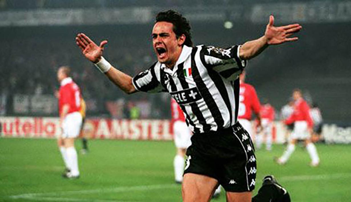 10. Filippo Inzaghi (Juventus), meskipun mendapat julukan  si raja offside namun dirinya tetap mimiliki skill yang luar biasa. Pada musim 1996/1997, Super Pippo, berhasil menjadi top skor Liga Italia. (Pinterest) 