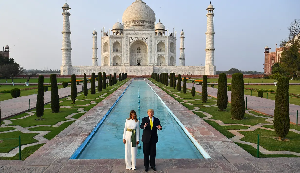 Presiden AS Donald Trump dan Ibu Negara Melania Trump berpose saat mengunjungi Taj Mahal di Agra, India, Senin (24/2/2020). Taj Mahal merupakan monumen cinta dari abad ke-17. (Mandel NGAN/AFP)