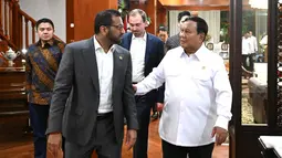 Presiden Indonesia Prabowo Subianto berbincang dengan Direktur Biro Investigasi Federal AS (FBI) Kash Patel selama pertemuan mereka di kediaman Prabowo di Kertanegara. Jakarta, Rabu malam (22/07/2026). (AFP/ Istana Kepresidenan RI)