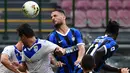 Bek Inter Milan, Danilo D'Ambrosio, berebut bola dengan pemain Brescia pada laga lanjutan Serie A pekan ke-29 di Giuseppe Meazza, Kamis (2/7/2020) dini hari WIB. Inter Milan menang 6-0 atas Brescia. (AFP/Miguel Medina)