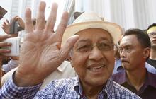 Bertopi koboi, Mahathir Mohamad ikut demo Najib Razak