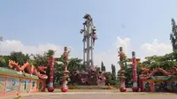 Patung Dewa Perang Kwan Sing Tee Koen tertinggi se-Asia Tenggara di area Kelenteng Kwan Sing Bio Tuban roboh. (Liputan6.com/ Ahmad Adirin)