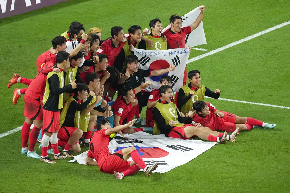 Timnas Korea Selatan merayakan kemenangan atas Portugal di Piala Dunia 2022. (AP Photo/Darko Bandic)