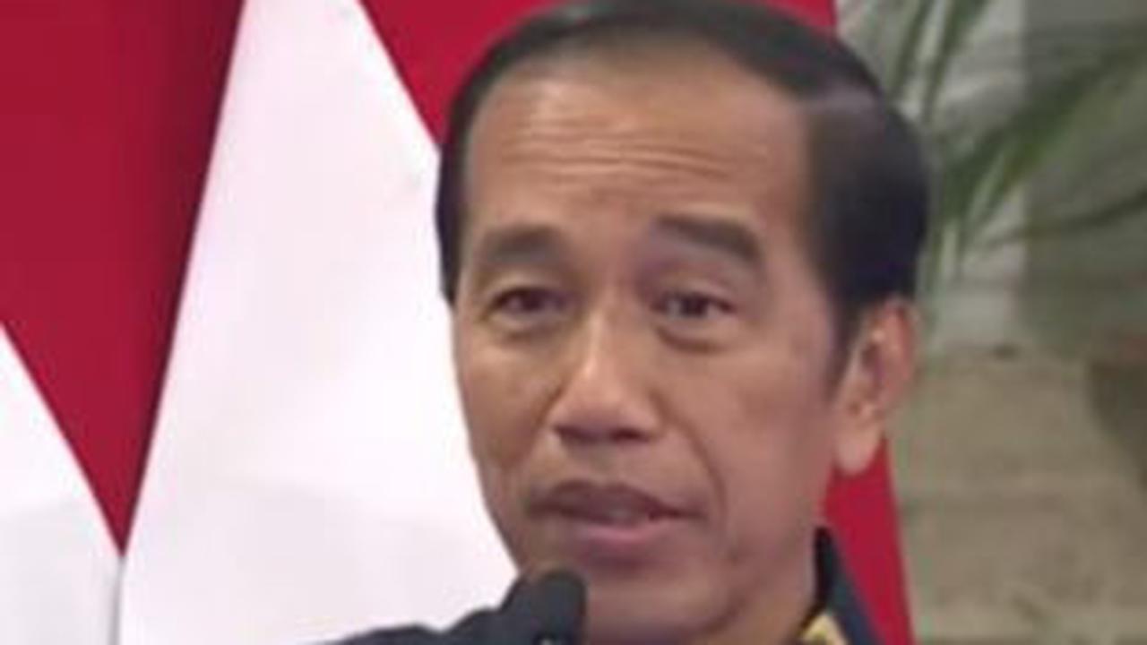 Jokowi kemudian meminta agar para gubernur, bupati, dan wali kota se-Indonesia untuk memperbaiki jalan yang rusak agar tak menghambat penyaluran logistik.<br>