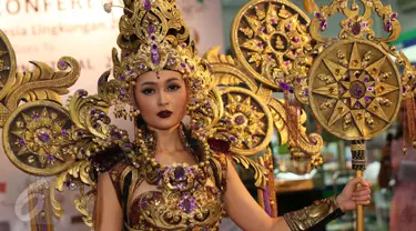 Puteri Indonesia Lingkungan 2015, Chintya Fabyola menunjukan salah satu kostum untuk dipakai di ajang Miss International 2015, Jakarta, Kamis (8/10/2015). Miss International 2015 akan diselengarakan di Tokyo pada 16 Oktober. (Liputan6.com/Herman Zakharia)