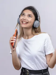 Mendengarkan musik semasa sekolah bisa menjadi alternatif hiburan yang tak hanya menyenangkan dan menaikkan mood, tapi juga bisa membawa kita mengingat masa-masa sekolah. (Foto dok: Freepik/stockking).