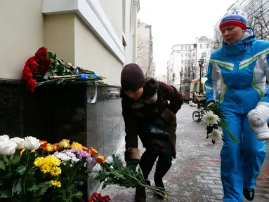 Warga meletakkan karangan bunga untuk mengenang korban dari pesawat militer Rusia Tupolev Tu-154 yang jatuh di Laut Hitam, Rusia, Minggu (25/12). Diperkirakan sebanyak 91 orang belum diketahui nasibnya. (REUTERS / Sergei Karpukhin)