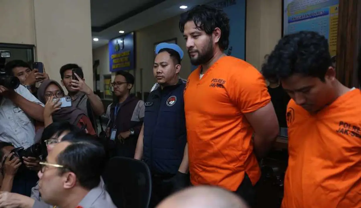 Elza Syarief selaku  kuasa hukum Ammar Zoni akan meminta kepada  Kapolres dan tim penyidik agar Ammar Zoni bisa direhabilitasi. Karena langkah itu yang dianggap tepat supaya Ammar bisa lepas dari narkoba. Kapolres Metro Jakarta Selatan Kombes Pol Ade Ary masih mempertimbangkan karena pemeriksaan masih berlangsung. [KapanLagi.com/Bayu Herdianto]