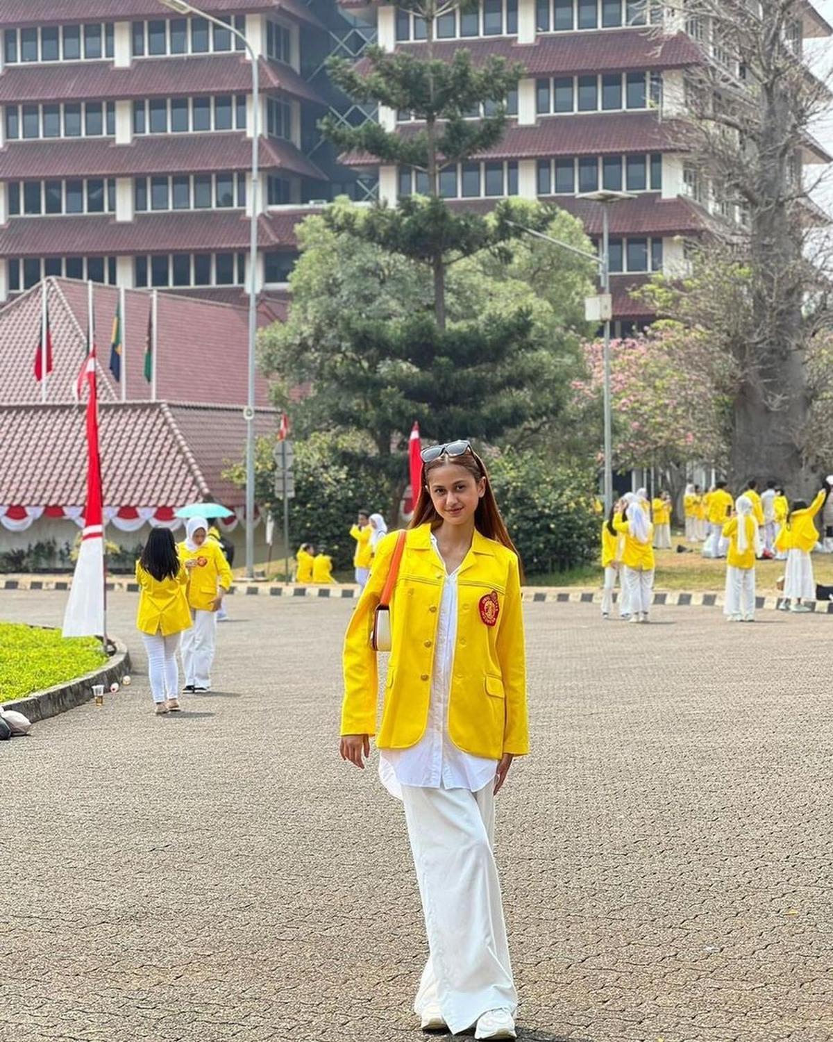 "Aku penginnya kelas Internasional, jadi ada kesempatan buat nanti exchange luar negeri atau kayak Summer Program. Lalu ujian, ambil (tes Bahasa Inggris) Toefl atau Ielts gitu, terus nunggu pengumuman. Online, di websitenya," terangnya.