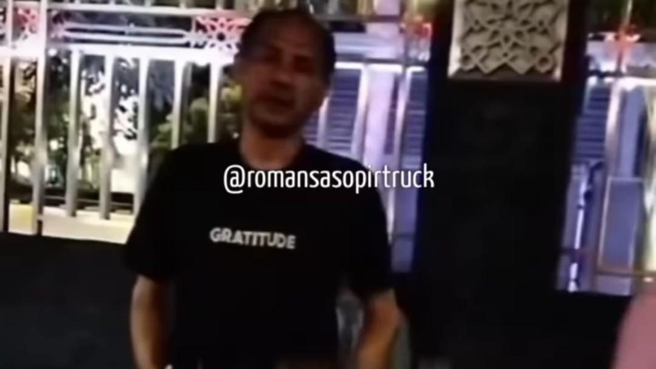Pengendara mobil mempertanyakan jumlah tarif parkir yang menurutnya tidak masuk akal.