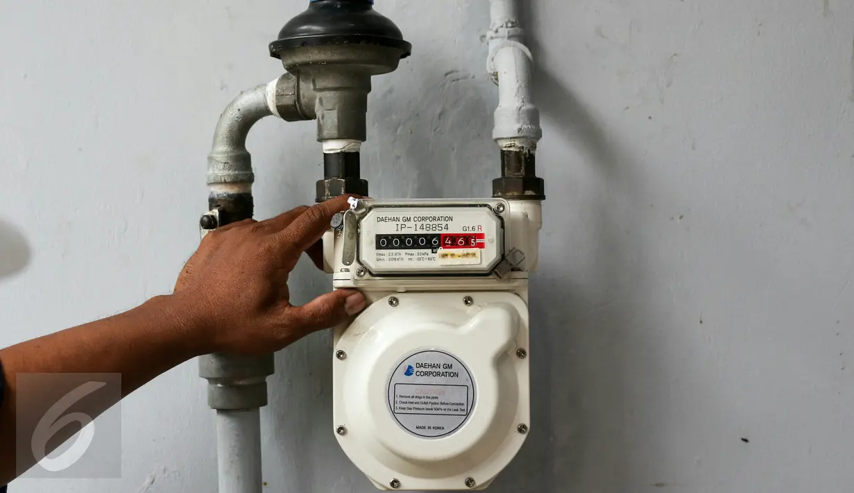 Petugas melakukan pengecekan meteran gas, Jakarta, Kamis (3/3/2016). Rencananya, tahun ini akan dibangun 89 ribu jaringan gas rumah tangga. (Liputan6.com/Yoppy Renato)